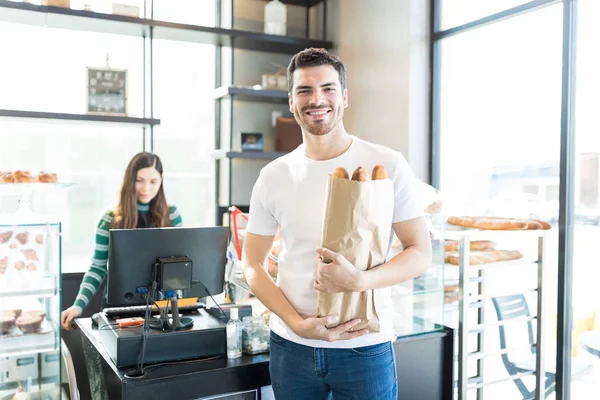 Впевнений Чоловік Клієнт Посміхається Після Покупки Хліба Пекарні — стокове фото