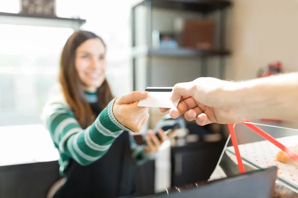 Beskuren Bild Kunden Ger Kreditkort Till Kassör Bageri — Stockfoto