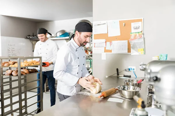 Mitten Vuxna Manliga Station Kock Arbetar Med Färsk Deg Bageri — Stockfoto