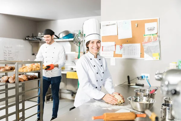 Assadeira Jovem Confiante Uniforme Que Prepara Massa Farinha Pão Cozinha — Fotografia de Stock