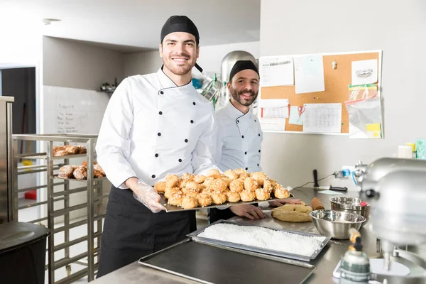 Retrato Chefs Masculinos Preparando Chouxs Padaria — Fotografia de Stock