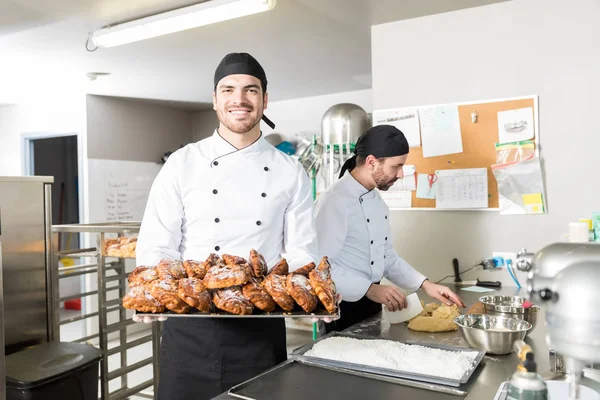 Retrato Padeiro Confiante Com Pães Cozidos Doces Tentadores Cozinha — Fotografia de Stock