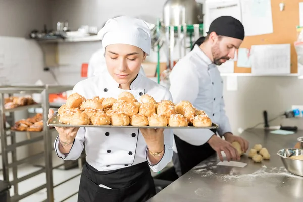 Chef Estación Femenina Oliendo Deliciosos Pasteles Restaurante — Foto de Stock