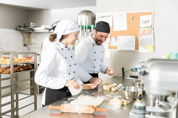 Αρτοποιείο Συναδέλφους Προετοιμασία Ζύμη Για Γλυκά Στην Κουζίνα — Φωτογραφία Αρχείου