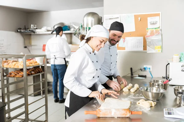 Счастливые Пекари Делают Тесто Хлебобулочных Изделий Кухне Ресторана — стоковое фото