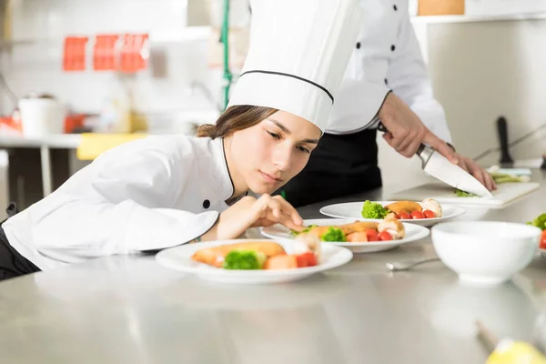 Експерт Жіночого Кухаря Прикрашає Їжу Стійці Кухні — стокове фото