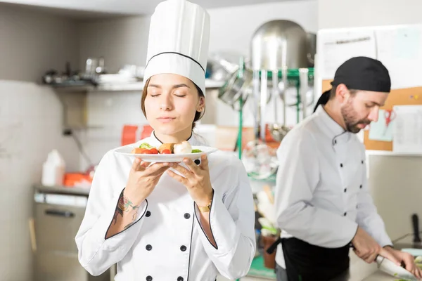 Atractiva Chef Femenina Disfrutando Del Aroma Comida Recién Preparada Cocina — Foto de Stock