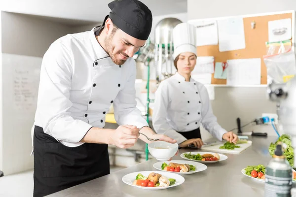 Jovem Chef Masculino Derramando Molho Carne Saborosa Balcão Cozinha — Fotografia de Stock