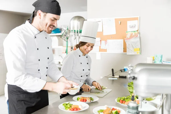 Lächelnde Köchinnen Und Köche Bereiten Der Großküche Gemeinsam Essen — Stockfoto