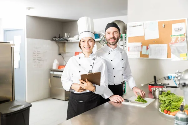 Retrato Chefs Confiantes Trabalhando Juntos Cozinha Restaurante — Fotografia de Stock
