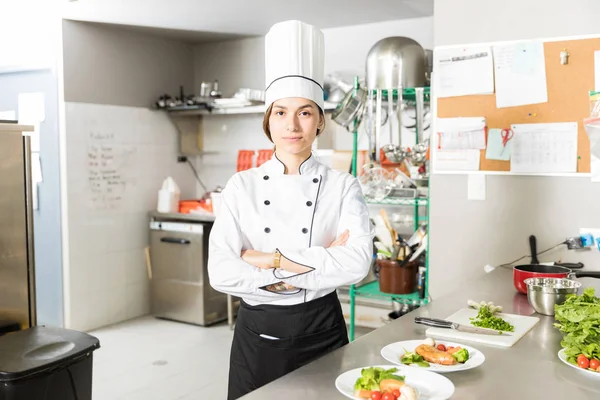 Kvinnlig Kock Stående Armar Korsas Lagad Mat Köket — Stockfoto