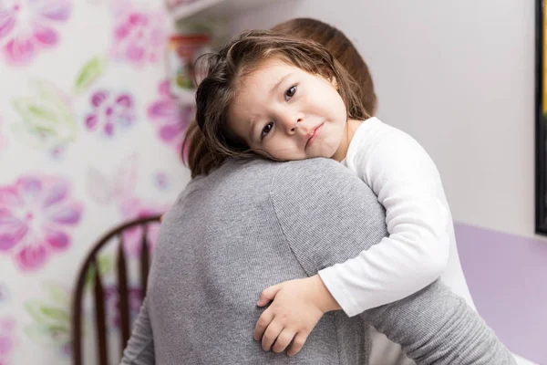 Niña Con Expresión Triste Abrazando Madre Casa —  Fotos de Stock