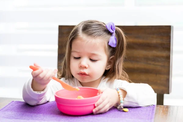 Portre Sevimli Çocuğun Evde Yemek Kaşık Ile — Stok fotoğraf