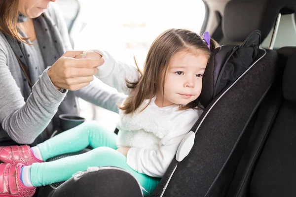 关爱母亲为小女儿调整汽车座椅的形象 — 图库照片