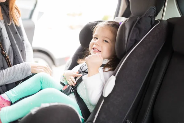 微笑的女孩坐在汽车里的肖像显示兴奋的公路旅行 — 图库照片