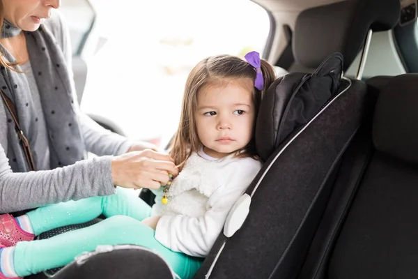 Verdrietig Meisje Zoekt Weg Terwijl Moeder Autostoel Aanpassing Haar — Stockfoto