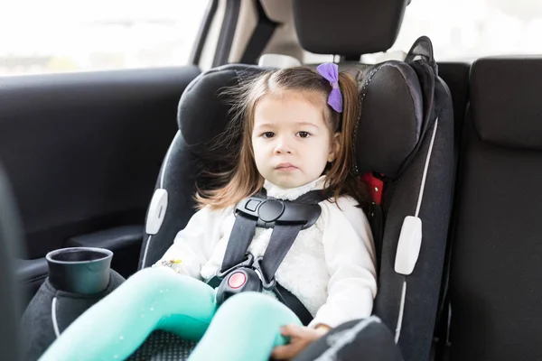 Schattig Vrouwelijke Kind Beveiligd Met Gordels Auto — Stockfoto