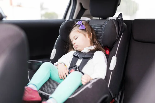 可爱的甜女孩睡在安全座位上的汽车 — 图库照片