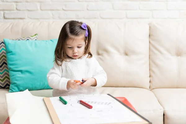 Ładna Dziewczynka Rysunek Kolorowe Kredki Siedząc Kanapie Domu — Zdjęcie stockowe