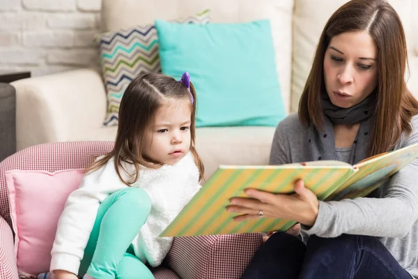 Adult Woman Reading Story Curious Daughter Home — Stock Photo, Image