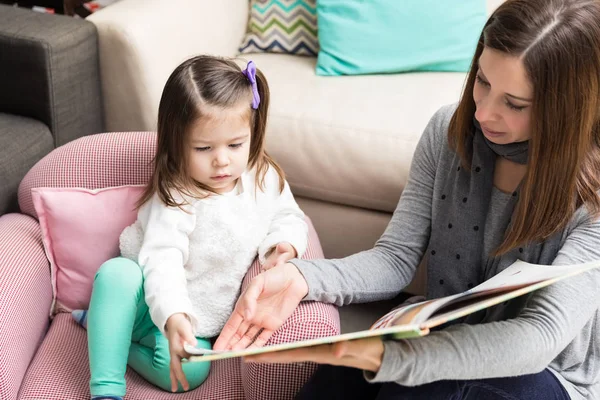 Adult Woman Reading Story Curious Daughter Home — Stock Photo, Image