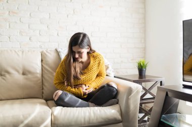 Esmer koltukta otururken mide ağrısı muzdarip