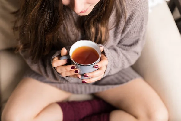 Midsection Mulher Desfrutando Café Casa Durante Temporada Inverno — Fotografia de Stock