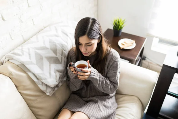 Hoge Hoekmening Van Vrouw Trui Dragen Terwijl Het Drinken Van — Stockfoto