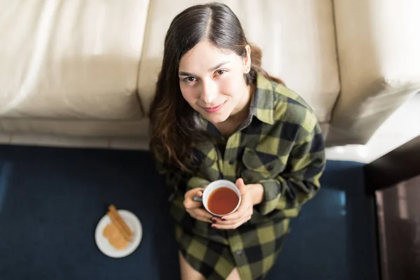 Портрет Високого Кута Впевненої Жінки Яка Посміхається Тримаючи Чашку Чаю — стокове фото