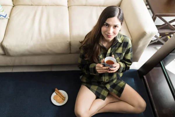 Good Looking Woman Having Breakfast While Sitting Carpet Home — Stok fotoğraf
