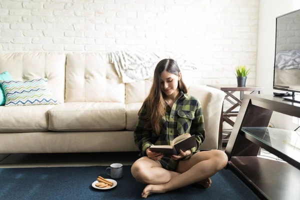 Longitud Completa Mujer Hippie Camisa Casual Libro Lectura Casa —  Fotos de Stock