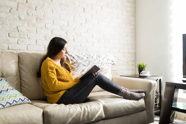 Longitud Completa Mujer Que Muestra Interés Lectura Novela Mientras Sienta — Foto de Stock