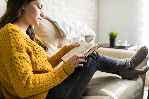 Vista Lateral Mulher Bonita Concentrando Leitura Livro Enquanto Descansa Sala — Fotografia de Stock