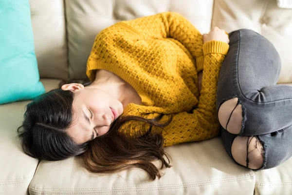 Mujer Joven Suéter Sintiendo Dolor Intenso Abdomen Mientras Está Acostada —  Fotos de Stock