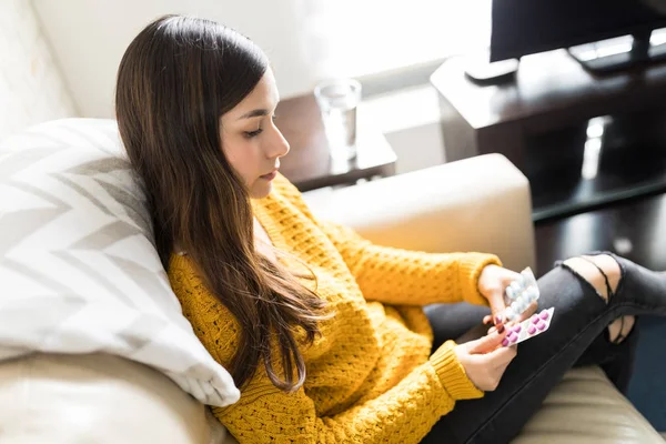 Unwell Vrouwelijke Brunette Houden Voorgeschreven Pillen Terwijl Ontspannen Thuis — Stockfoto