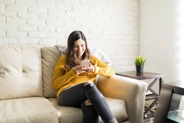 Entspannte Junge Frau Nutzt Messaging Anwendung Auf Smartphone Hause — Stockfoto