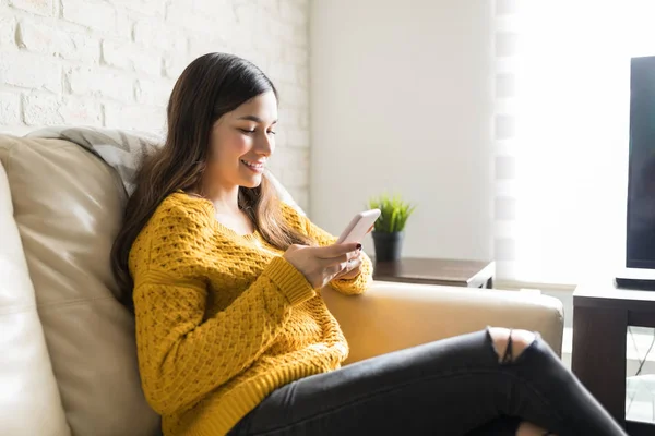 Bella Donna Sorridente Durante Utilizzo Del Telefono Cellulare Connettersi Con — Foto Stock