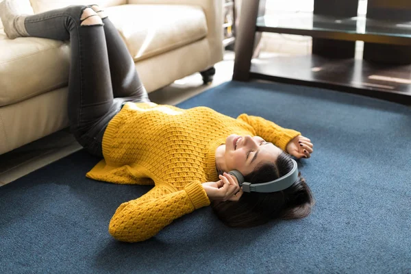 Stylish Woman Yellow Sweater Having Fun While Listening Songs Headphones — Stock fotografie