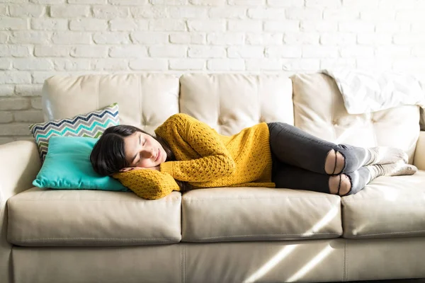 自宅に白い快適なソファに横たわる Hippe — ストック写真