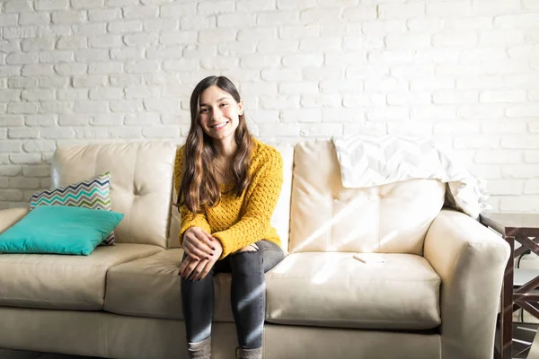 Portrait Fashionable Woman Smiling While Sitting Couch — Stock Photo, Image