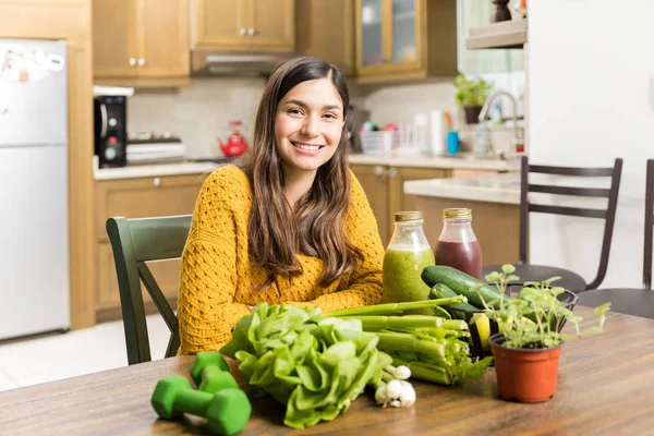 Sağlıklı Sebze Taze Meyve Suları Masada Oturan Genç Kadın Portresi — Stok fotoğraf