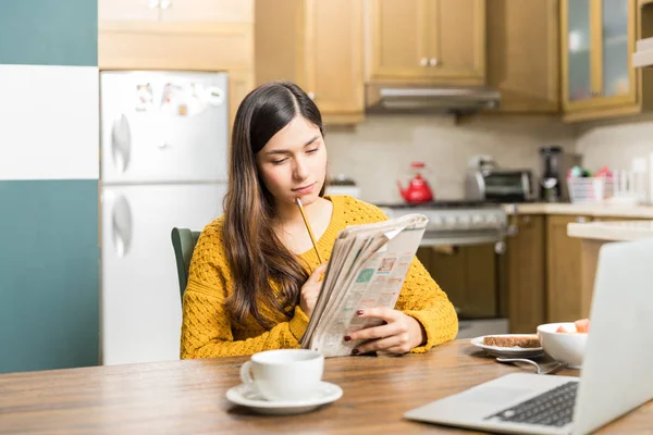 Jovem Mulher Pensando Resolver Palavras Cruzadas Mesa Durante Café Manhã — Fotografia de Stock