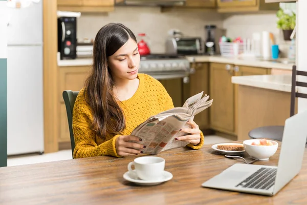 Mulher Atraente Lendo Notícias Diárias Enquanto Toma Café Manhã Casa — Fotografia de Stock
