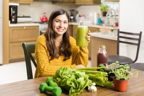 Mutlu Kadın Detoks Diyet Yaparken Şişe Yeşil Smoothie Gösterilen — Stok fotoğraf