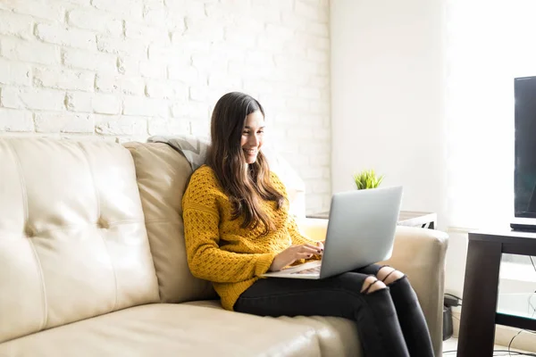 Lächelnde Hispanische Junge Frau Mit Laptop Wohnzimmer — Stockfoto