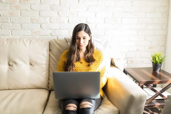 Kendine Güvenen Genç Kadın Evde Kanepede Otururken Laptop Yolu Ile — Stok fotoğraf