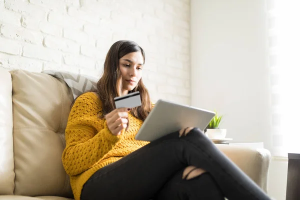 Charmig Kvinna Med Kreditkort Och Bärbara Soffan Vardagsrummet — Stockfoto