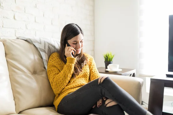 Schitterend Latijn Vrouw Luisteren Bellen Terwijl Ontspant Sofa Woonkamer — Stockfoto