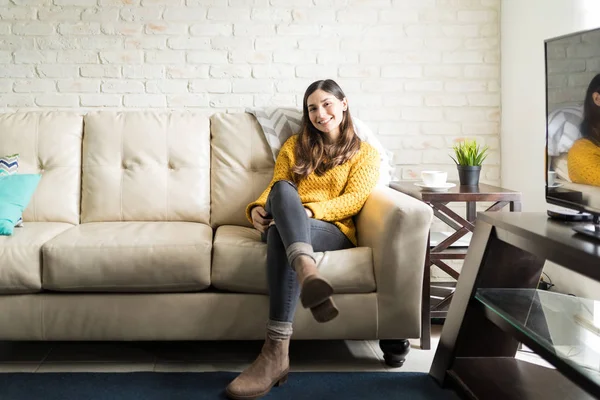 Good Looking Woman Smiling While Relaxing Couch Home — Stok fotoğraf