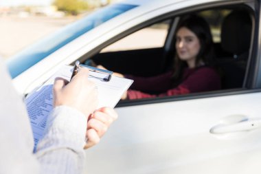 Test sürüş için işaretleri veren erkek antrenörü resim kırpılmış